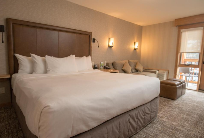 Moose Hotel & Suites