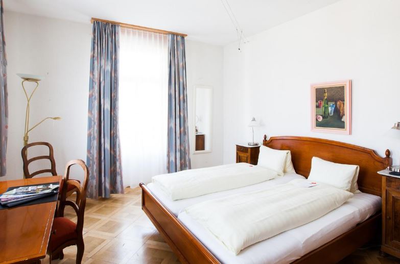 Carlton Europe Vintage Adults Hotel