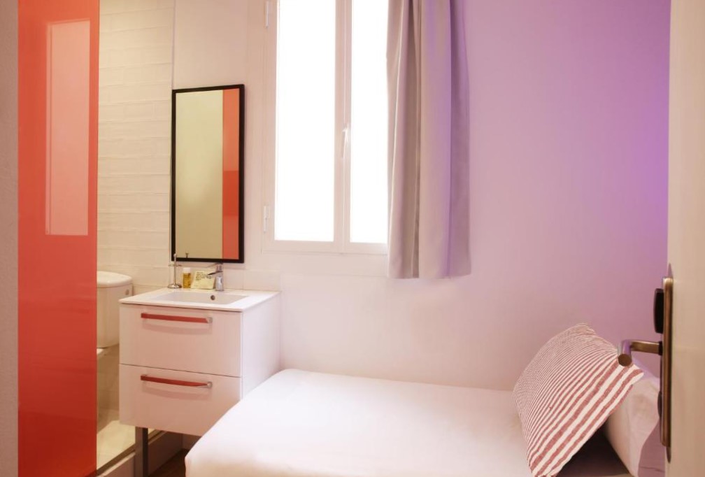 Chic & Basic Tallers Hostal