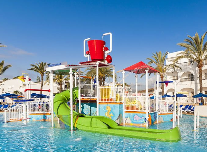 Globales Bouganvilla in Sa Coma