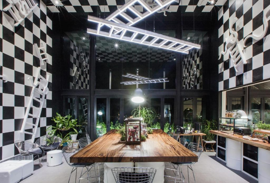 Blu Monkey Hub and Hotel