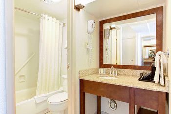 COMFORT INN BY THE BAY